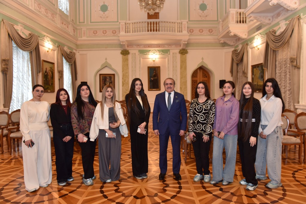 Akademik Rafael Hüseynov BDU-nun Şərqşünaslıq fakültəsinin tələbələrinə Ədəbiyyat Muzeyində mühazirə oxuyub