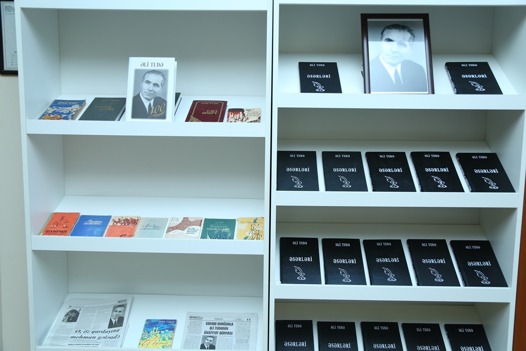 В НАНА состоялась научная сессия, посвященная 100-летнему юбилею выдающегося азербайджанского поэта Али Туде