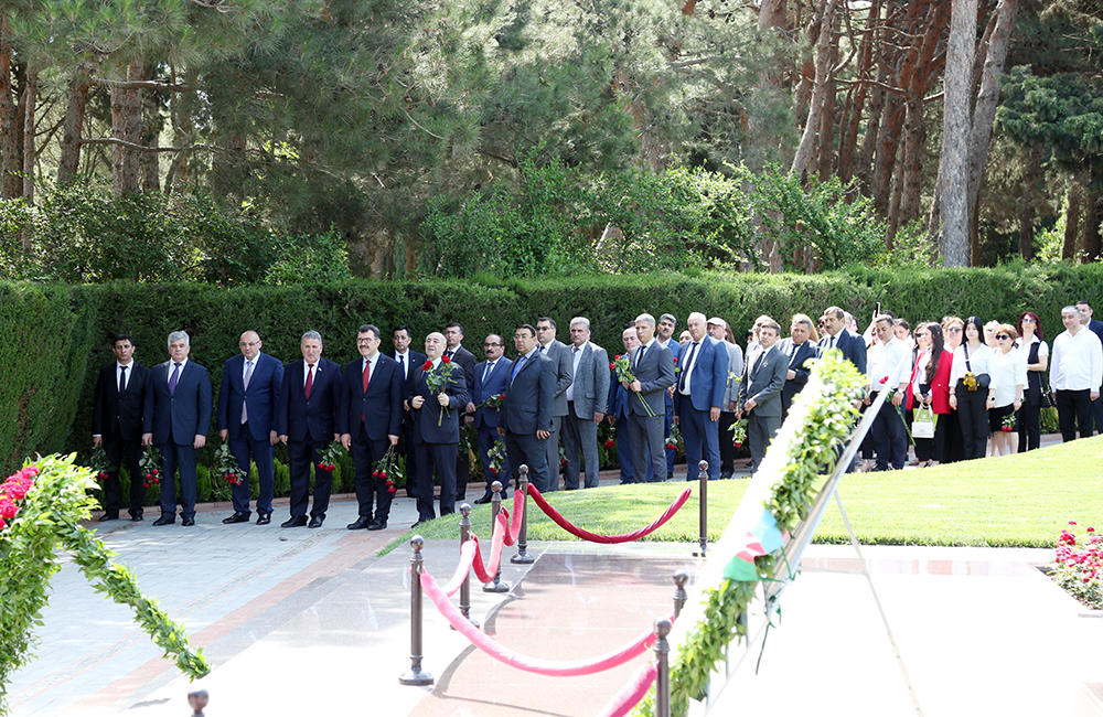Участники VII международной конференции «Сейсмология и инженерная сейсмология» посетили могилу общенационального лидера Гейдара Алиева