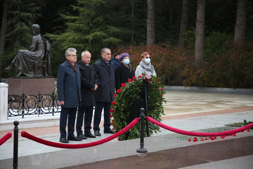 Делегация Российской академии наук посетила могилу общенационального лидера Гейдара Алиева в Аллее почетного захоронения