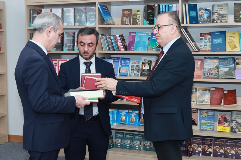 MEK-in “İraq-Türkman kitabxanası” guşəsinə yeni kitablar hədiyyə edilib