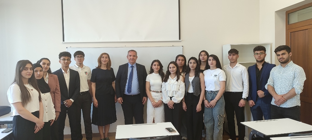 Filologiya elmləri doktoru Sərxan Xavəri Qarabağ Universitetinin tələbələrinə mühazirə deyib
