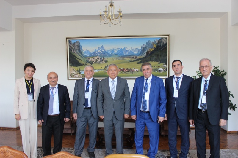 Azərbaycanlı alimlər Qırğızıstan Milli Elmlər Akademiyasının prezidenti ilə görüşüblər