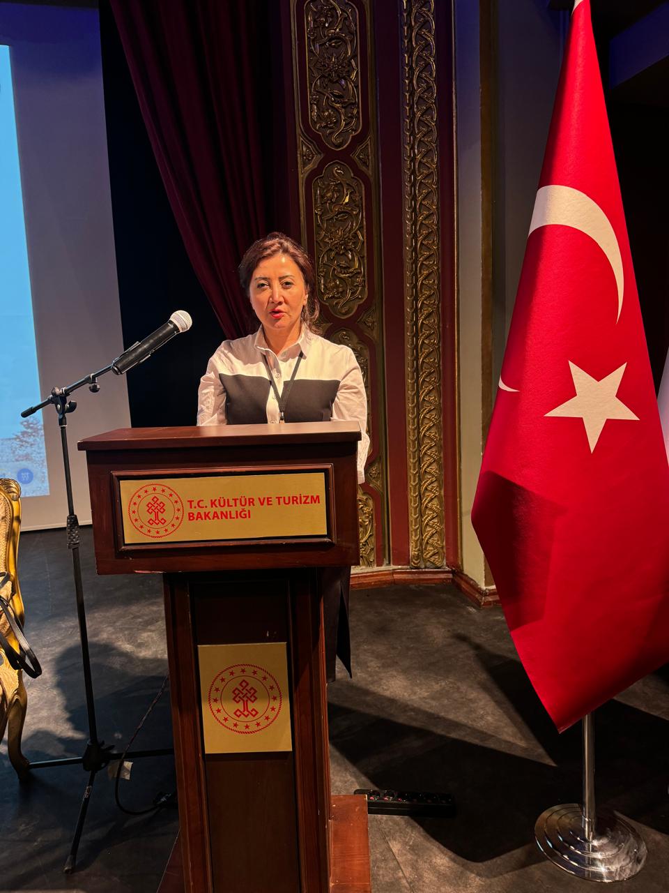 Dosent Aynur İbrahimova beynəlxalq simpoziumda çıxış edib