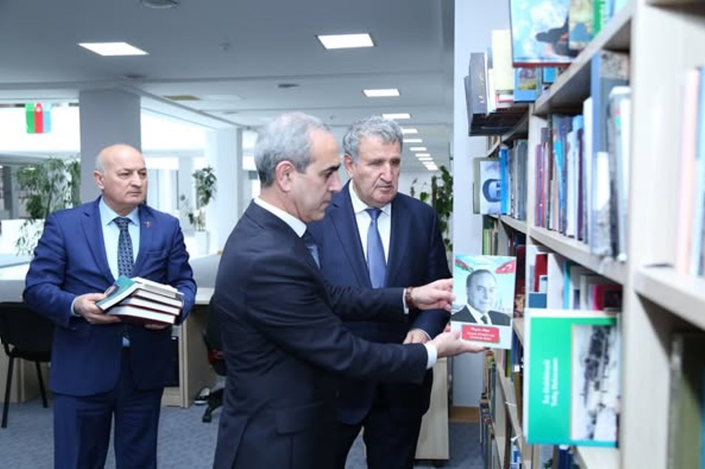 Academician Isa Habibbeyli has gifted valuable publications to the Central Scientific Library