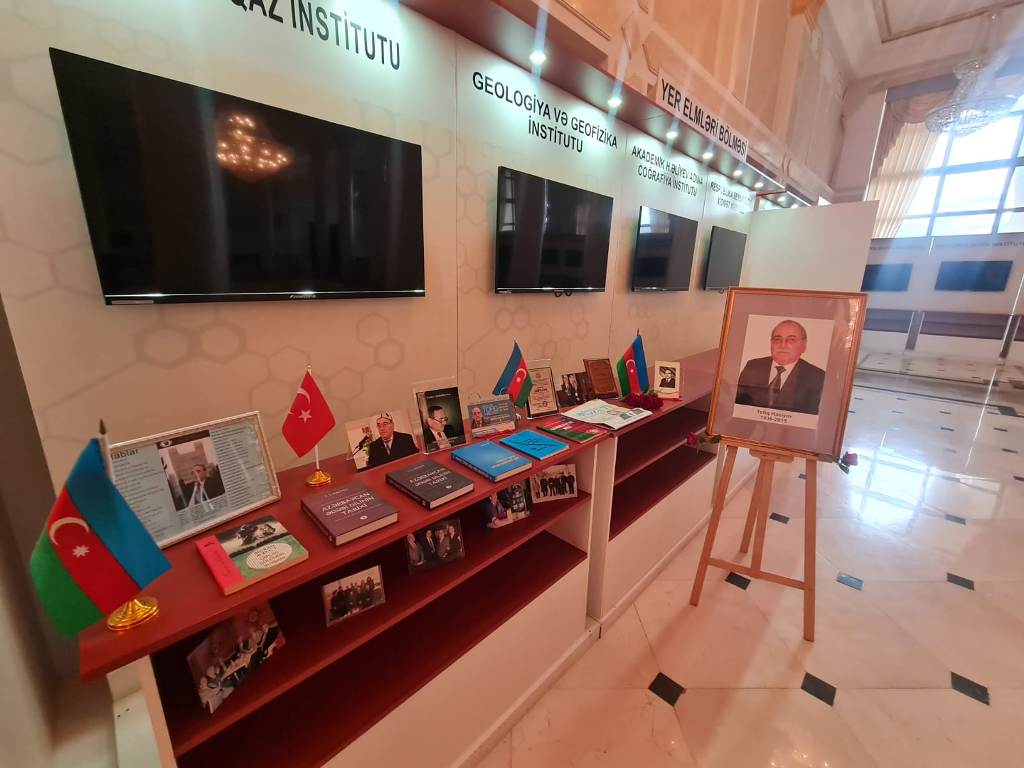 Görkəmli dilçi alim Tofiq Hacıyevin 90 illik yubileyi qeyd olunub