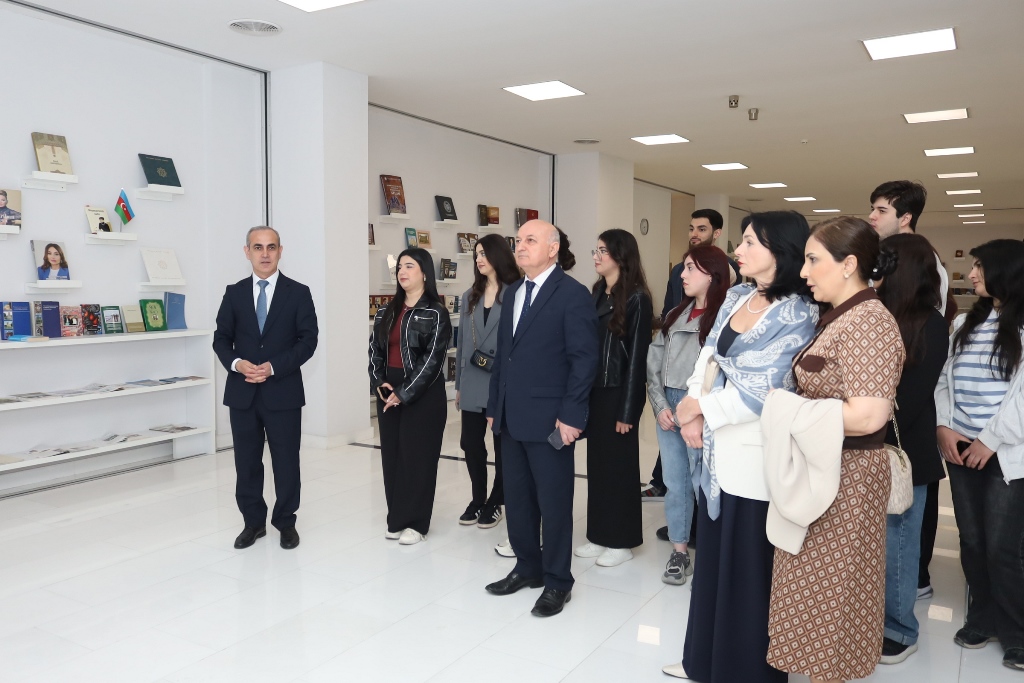 Tələbələr MEK-də Ulu Öndər Heydər Əliyevə həsr edilən sərgi ilə tanış olublar