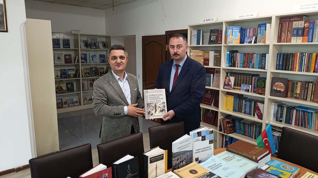 AMEA-nın bir sıra institutları Lənkəran Regional Elmi Mərkəzinə kitablar hədiyyə edib