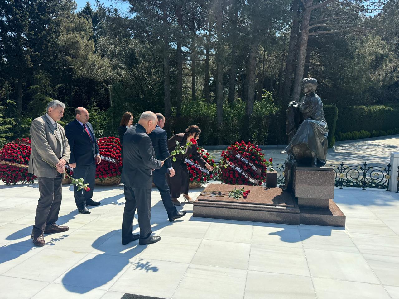 AMEA Azad Həmkarlar İttifaqının kollektivi akademik Zərifə Əliyevanın xatirəsini anıb