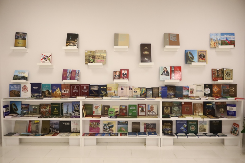 MEK-də Beynəlxalq Mədəniyyət Gününə həsr olunmuş kitab sərgisi keçirilir