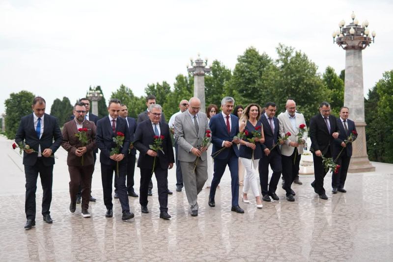 Türkiyəli qonaqlar Heydər Əliyev Mərkəzini və Nizami Gəncəvi Məqbərəsini ziyarət ediblər
