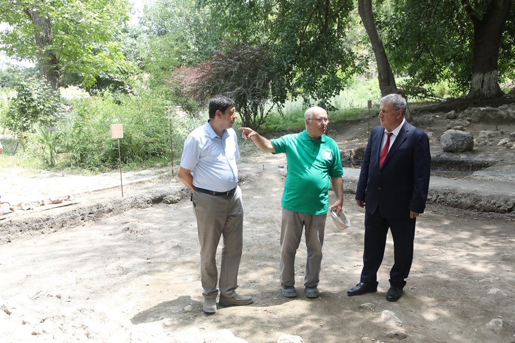AMEA prezidenti Şahbulaq abidələr kompleksini ziyarət edib