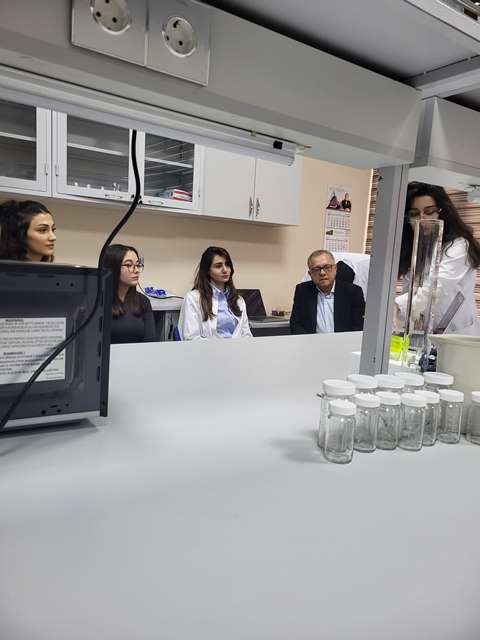 Biofizika İnstitutunda Bakı Dövlət Universitetinin magistr tələbələri ilə görüş keçirilib