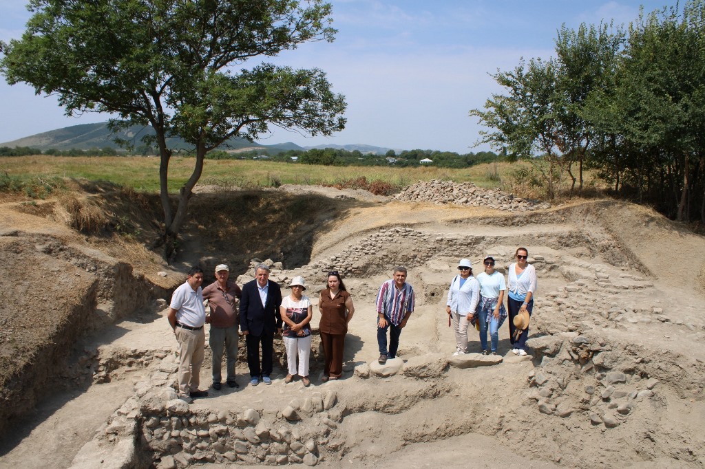 Akademik İsa Həbibbəyli Qəbələdə aparılan arxeoloji tədqiqatlarla tanış olub