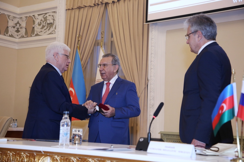 Academician Ramiz Mehdiyev was presented with a commemorative medal of the Russian Academy of Sciences
