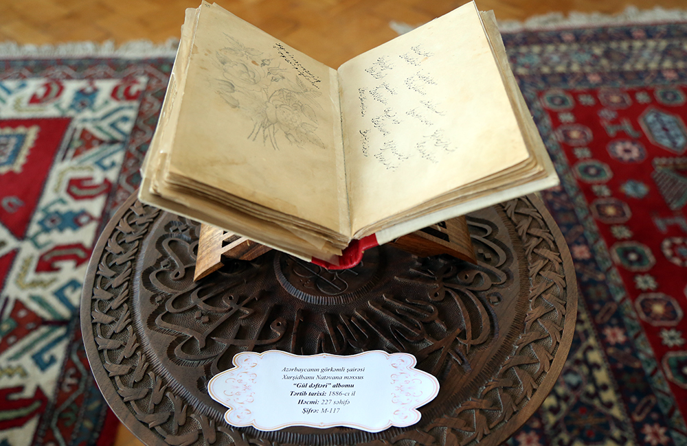 В НАНА состоялся брифинг в связи с включением иллюстрированного альбома стихов Хуршидбану Натаван под названием «Цветочная тетрадь» в международный реестр ЮНЕСКО «Память мира»
