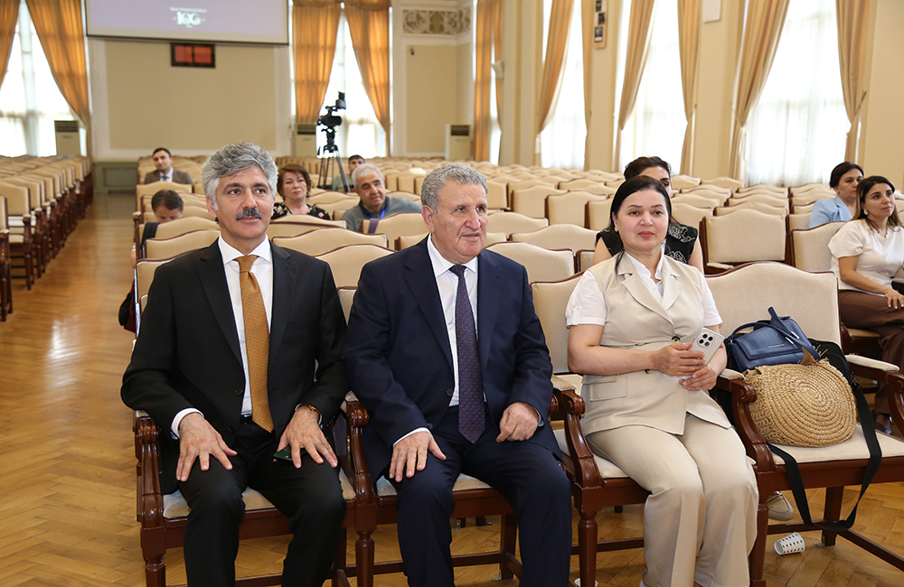 AMEA-da Türk dünyasının ortaq tarixi irsi və simvolik kodları müzakirə olunub