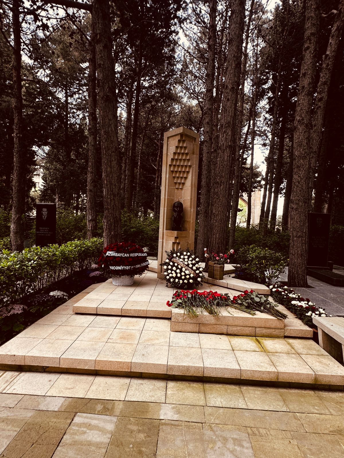 AMEA-nın təsisçilərindən olan görkəmli memarlar – akademik Mikayıl Useynov və akademik Sadıq Dadaşovun I Fəxri Xiyabanda xatirəsi anılıb