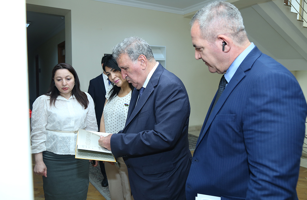 Ədəbiyyat İnstitutunda yarım ilin yekunları və qarşıya qoyulan vəzifələr müzakirə olunub