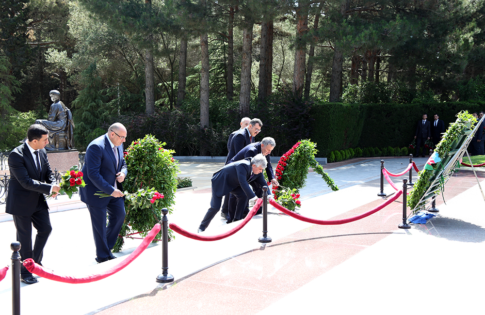 Участники VII международной конференции «Сейсмология и инженерная сейсмология» посетили могилу общенационального лидера Гейдара Алиева