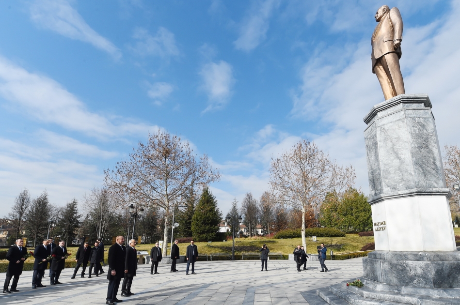 Prezident İlham Əliyev Ankarada Ulu Öndər Heydər Əliyevin abidəsini ziyarət edib