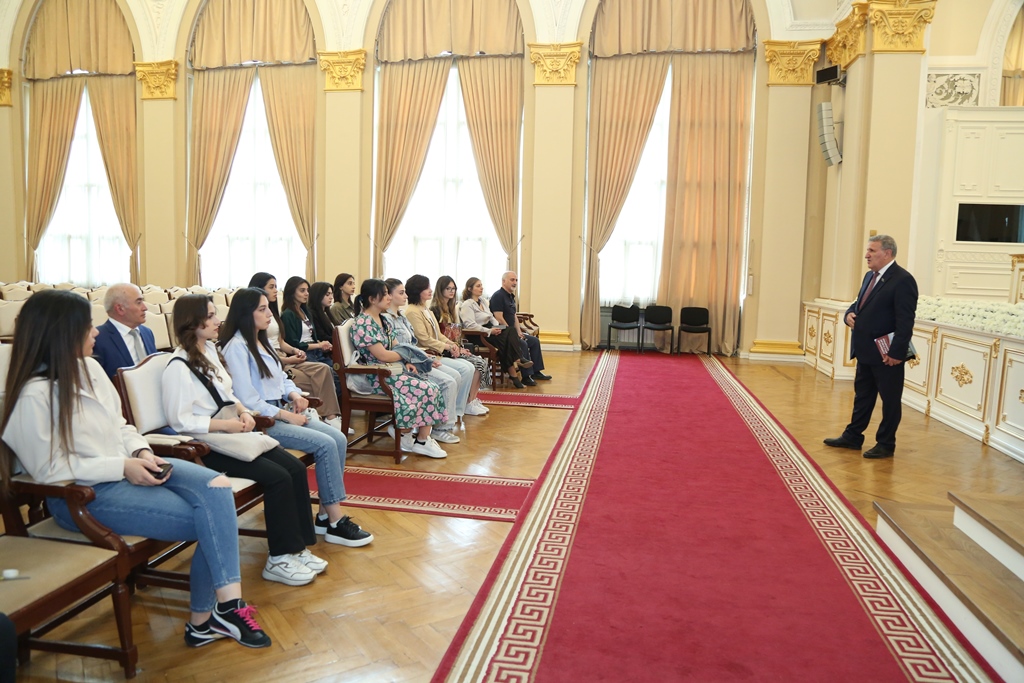 Академик Иса Габиббейли встретился со студентами Азербайджанской государственной академии художеств