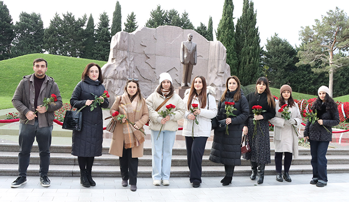 İdarəetmə Sistemləri İnstitutunun əməkdaşları Ümummilli Lider Heydər Əliyevin məzarını ziyarət ediblər