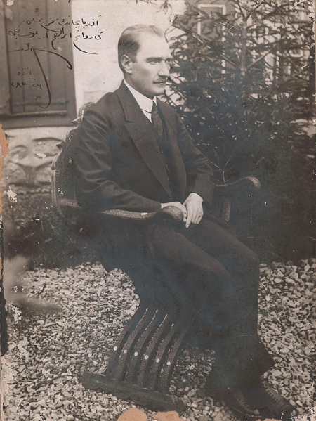 Tarix Muzeyində Mustafa Kamal Atatürkün ürək sözlərini qeyd etdiyi fotoşəkil qorunur