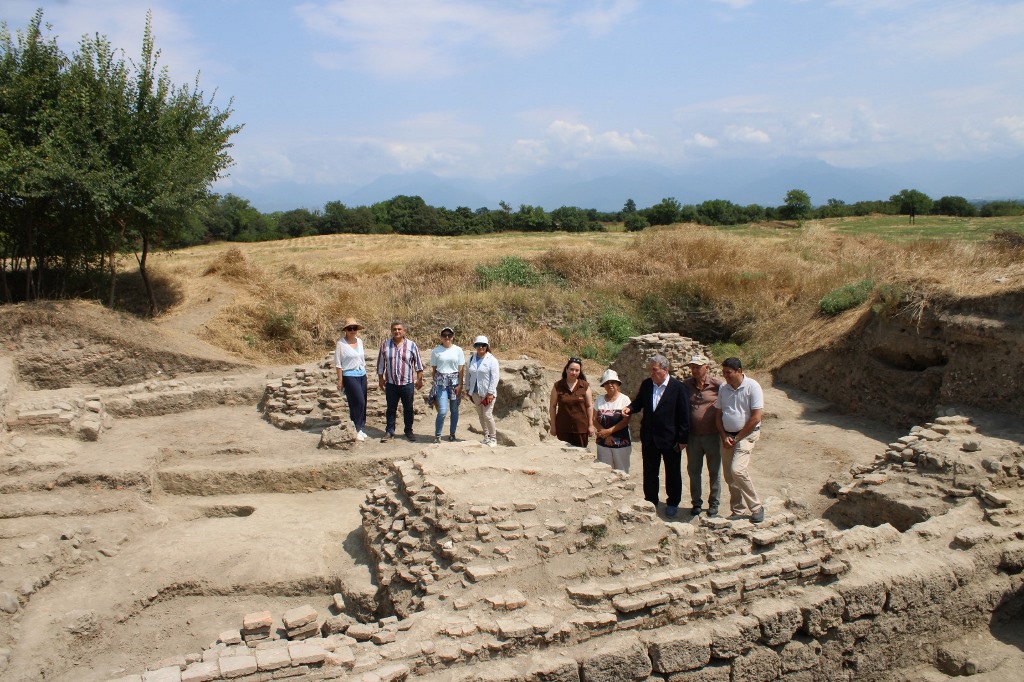 Akademik İsa Həbibbəyli Qəbələdə aparılan arxeoloji tədqiqatlarla tanış olub