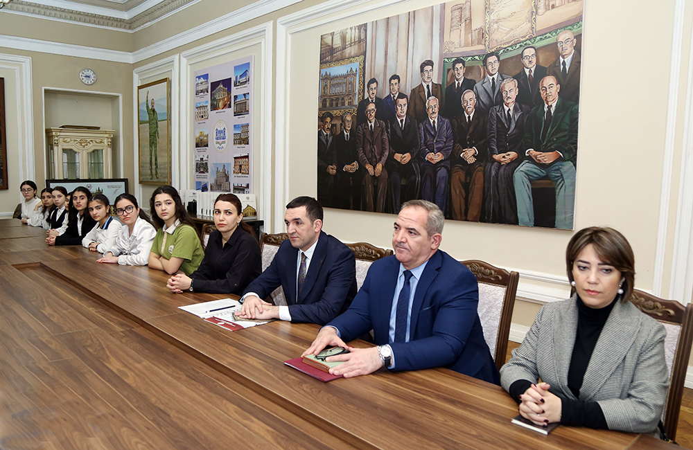 AMEA-nın təşkilatçılığı ilə məktəblilər arasında keçirilən Azərbaycan dili üzrə Olimpiadanın qalibləri ilə görüş