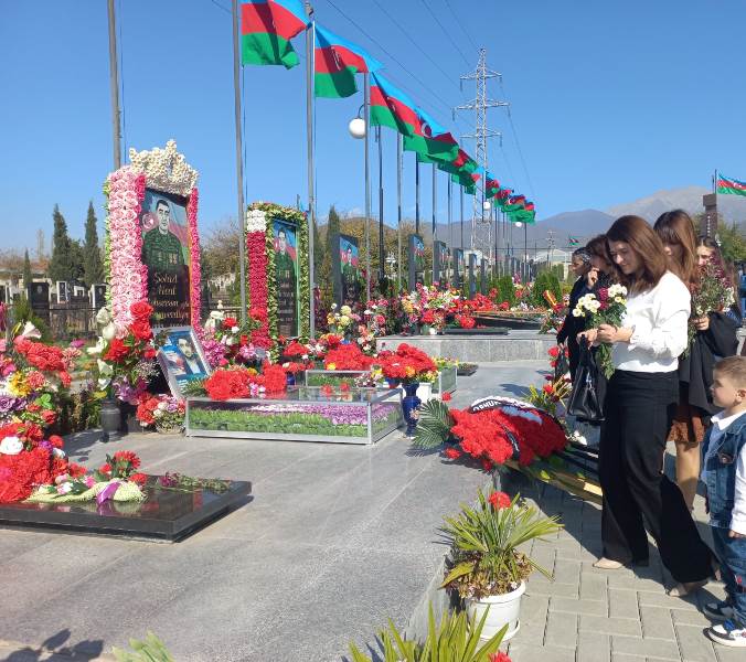 Şəki Regional Elmi Mərkəzinin əməkdaşları Şəhidlər xiyabanını ziyarət ediblər