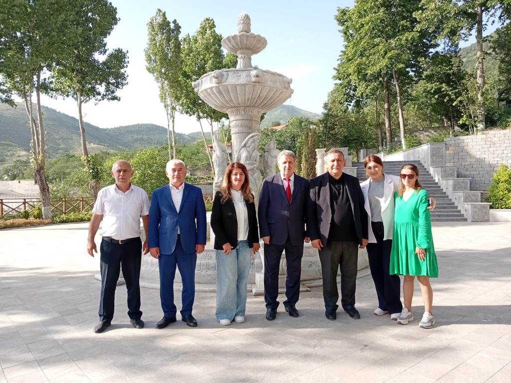 Akademik İsa Həbibbəyli Laçın kitabxanasına kitab hədiyyə edib