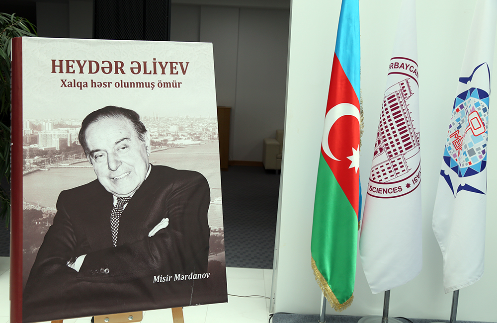 AMEA-da “Heydər Əliyev: Xalqa həsr olunmuş ömür” kitabının təqdimatı olub