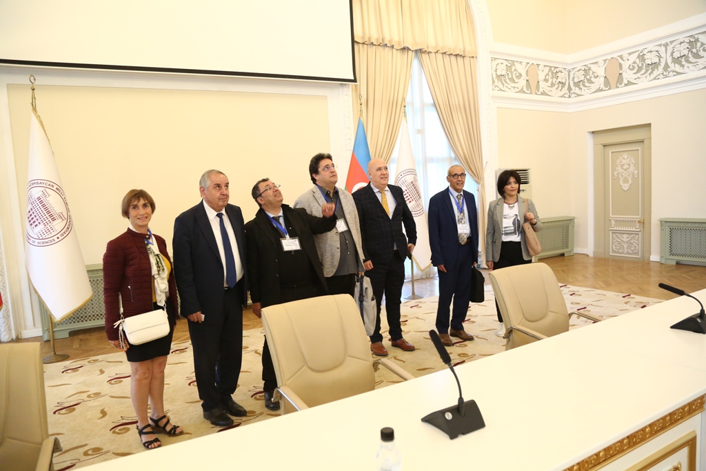 Академик Ариф Гашимов встретился с группой зарубежных ученых, которые находятся с визитом в Азербайджане