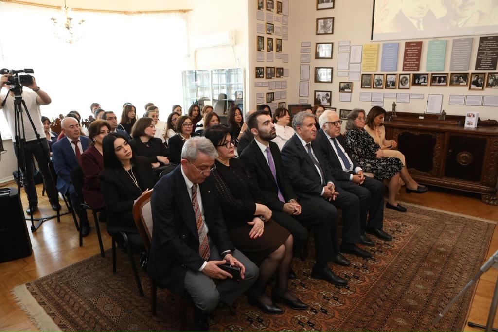 Akademik İsa Həbibbəyli Səməd Vurğunun və Rəsul Rzanın anım tədbirində çıxış edib