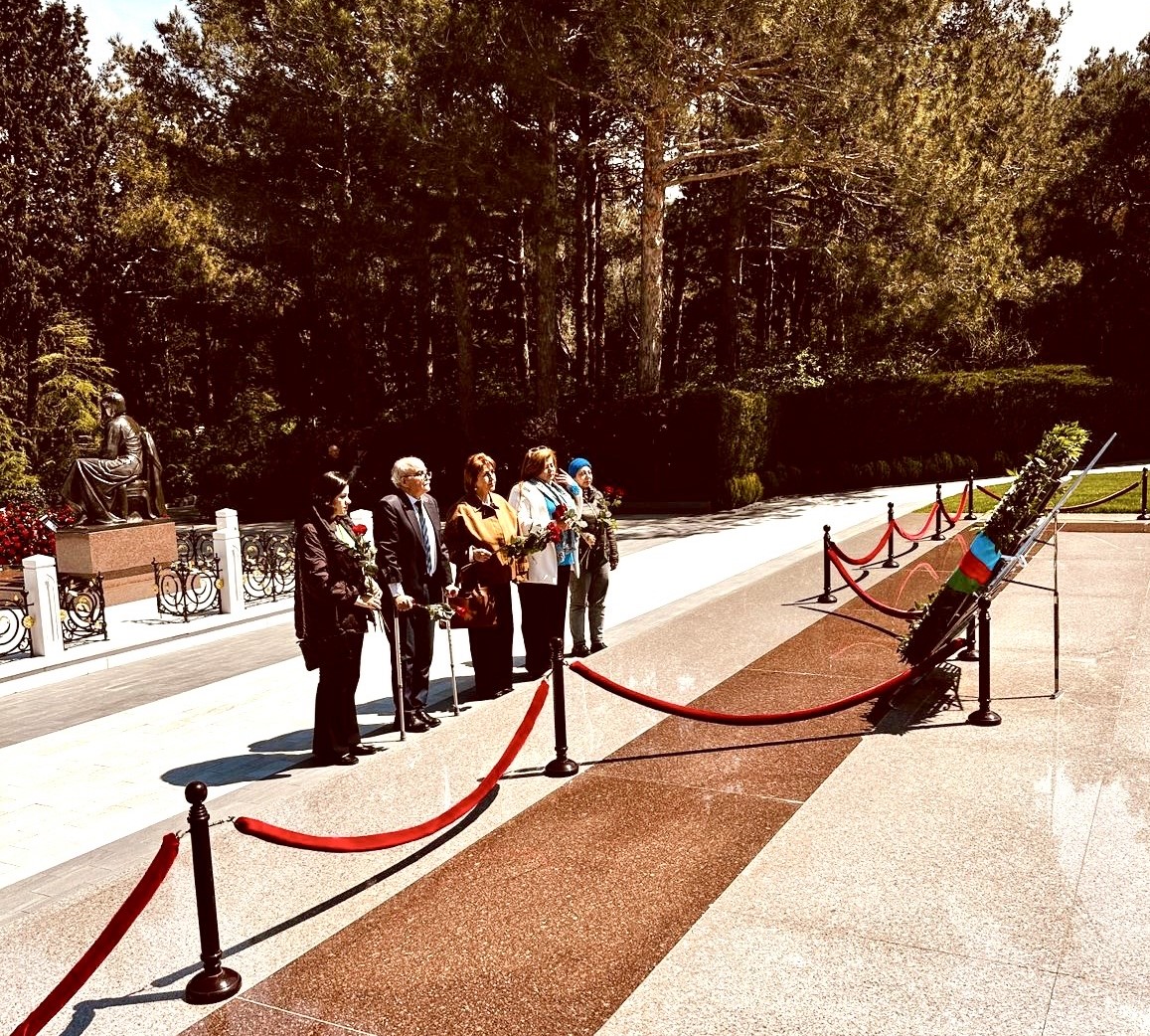 Akademik Zərifə Əliyevanın məzarı ziyarət edilib