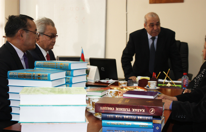 В Институте языкознания НАНА состоялась встреча с учеными Казахстана