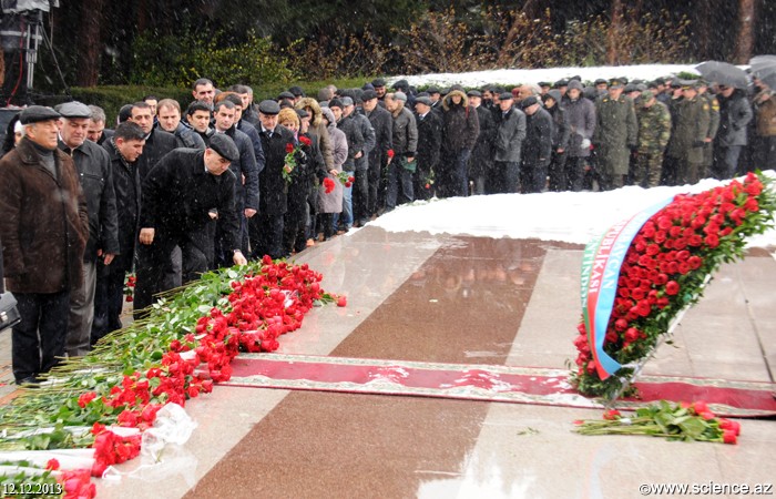 Деятели науки посетили могилу общенационального лидера Гейдара Алиева