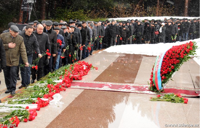 Деятели науки посетили могилу общенационального лидера Гейдара Алиева