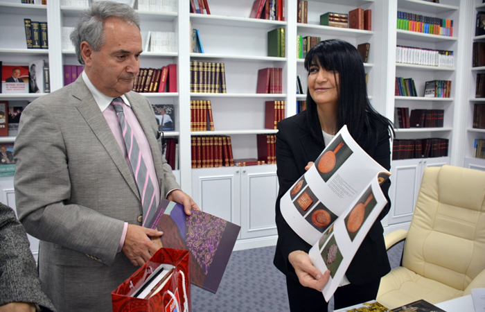 Состоялась встреча с послом Греции в новой Центральной библиотеке НАНА
