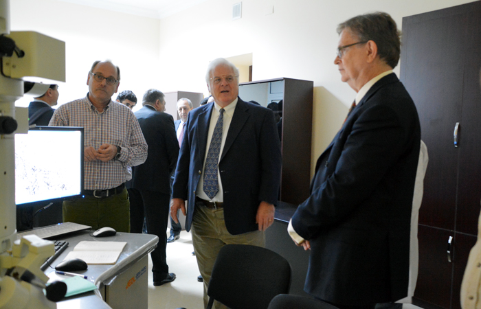 Нобелевские лауреаты посетили Институт физики НАНА