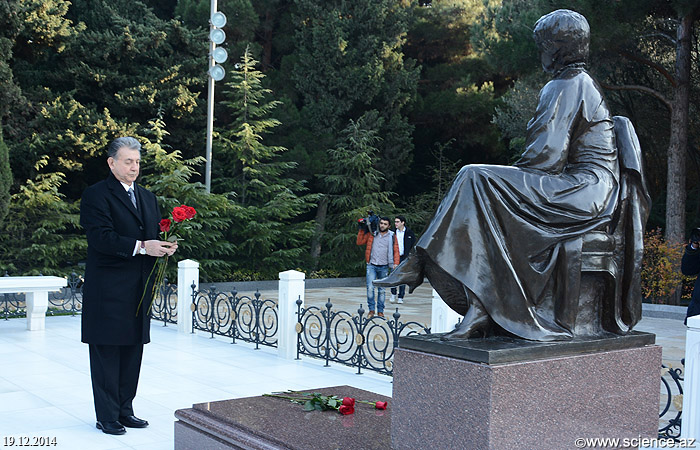 Участники Первого съезда ученых Азербайджана посетили могилу общенационального лидера Гейдара Алиева